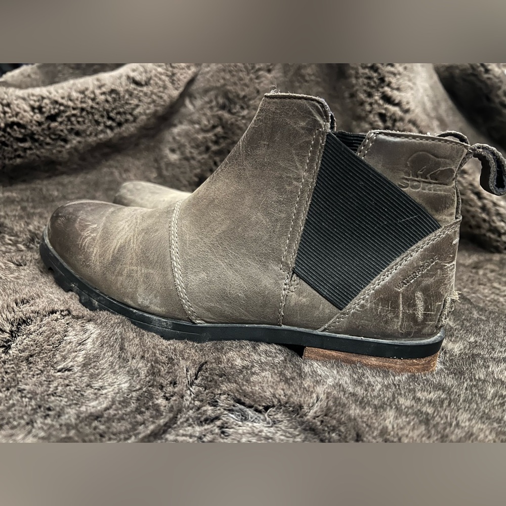 Sorel Women’s Grey and Black Chelsea Boots